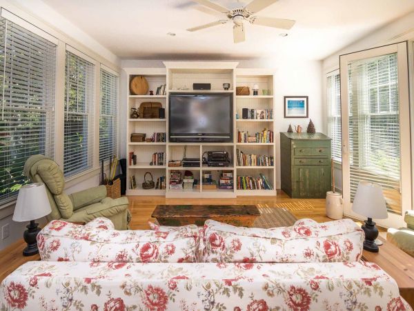 Cape Cod Home 994584