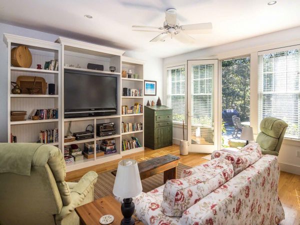 Cape Cod Home 994584