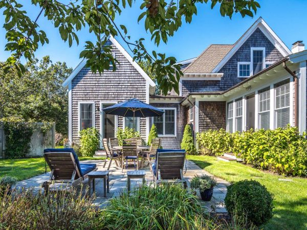 Cape Cod Home 994584