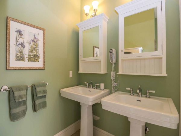 Cape Cod Home 994584