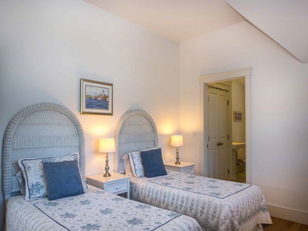 Cape Cod Home 994584