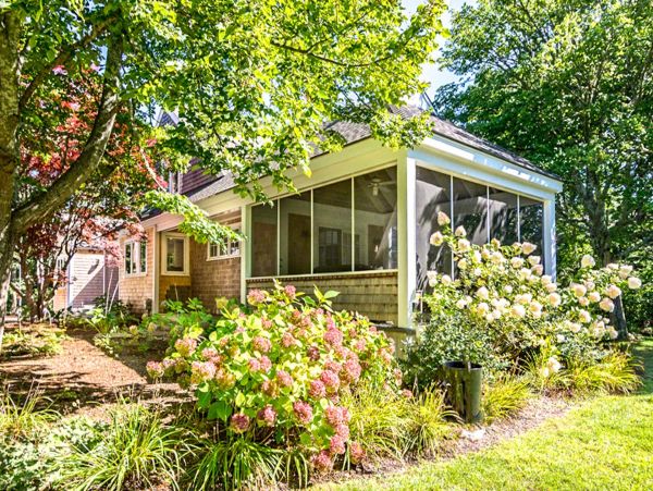 Cape Cod Home 994585