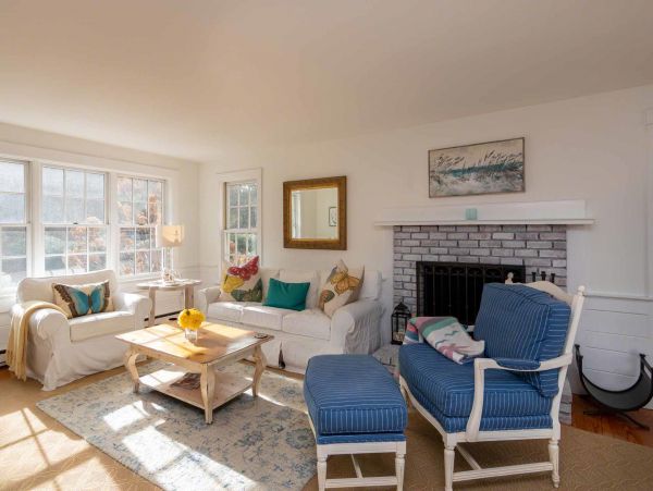 Cape Cod Home 994589