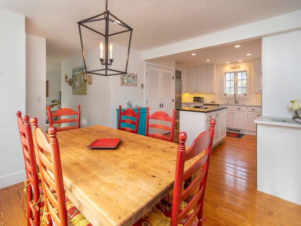 Cape Cod Home 994589