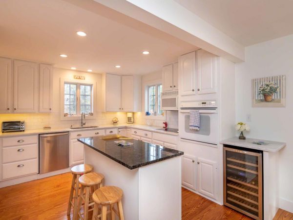 Cape Cod Home 994589