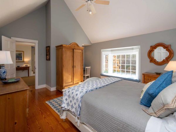 Cape Cod Home 994589