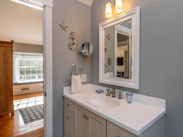 Cape Cod Home 994589