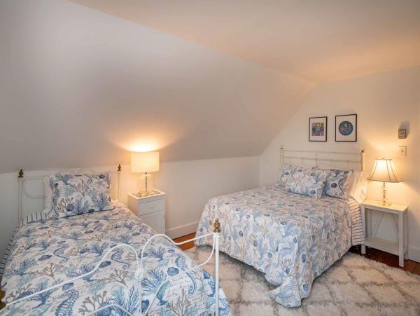Cape Cod Home 994589