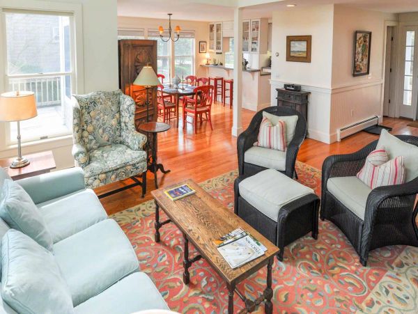 Cape Cod Home 994591
