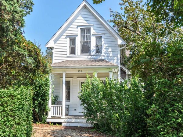 Cape Cod Home 994594