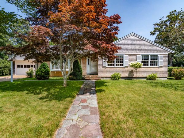 Cape Cod Home 994595