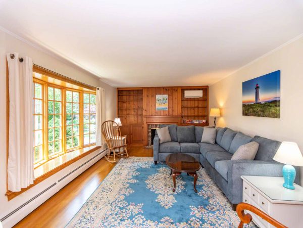 Cape Cod Home 994595