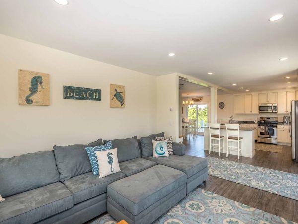 Cape Cod Home 994596