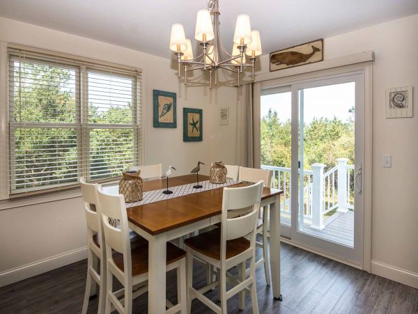 Cape Cod Home 994596