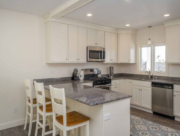 Cape Cod Home 994596