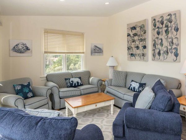 Cape Cod Home 994596
