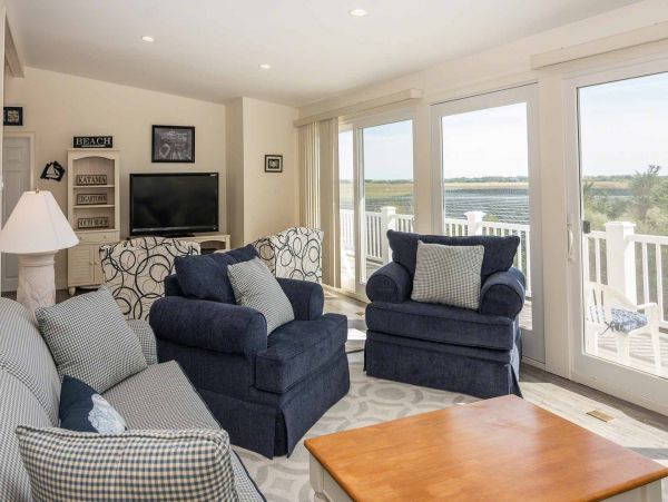 Cape Cod Home 994596