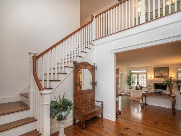 Cape Cod Home 994597