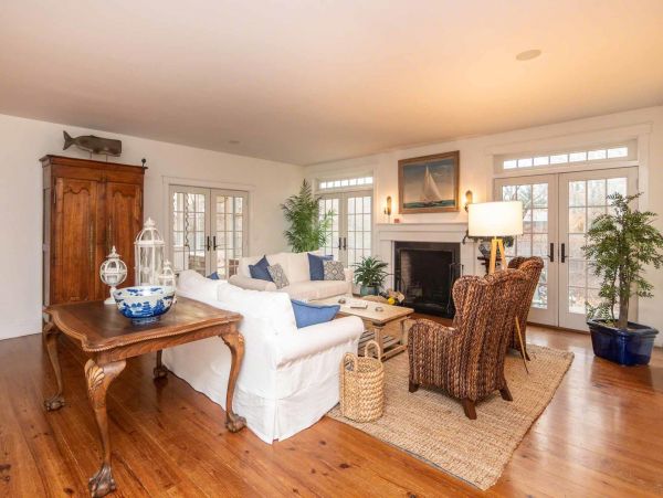 Cape Cod Home 994597
