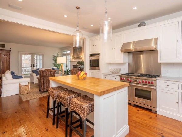 Cape Cod Home 994597