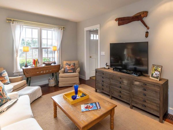 Cape Cod Home 994599