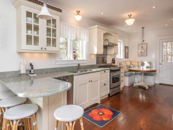 Cape Cod Home 994599