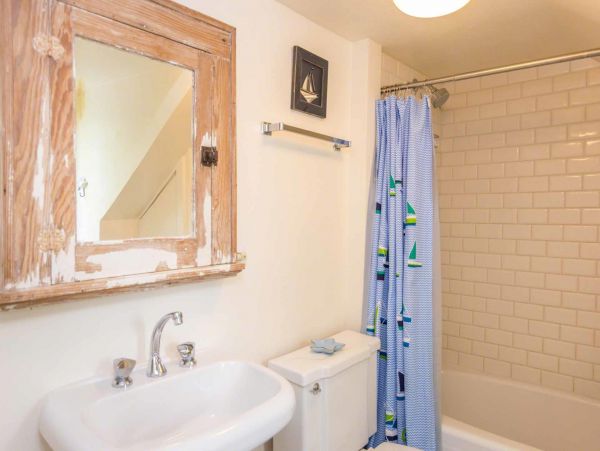 Cape Cod Home 994605