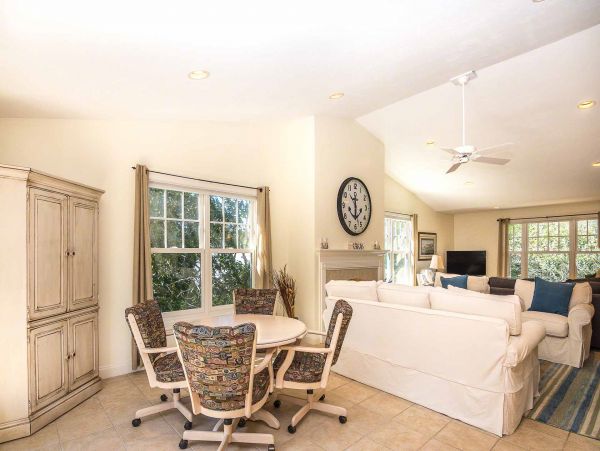 Cape Cod Home 994610