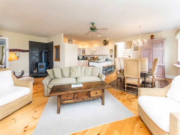Cape Cod Home 994612