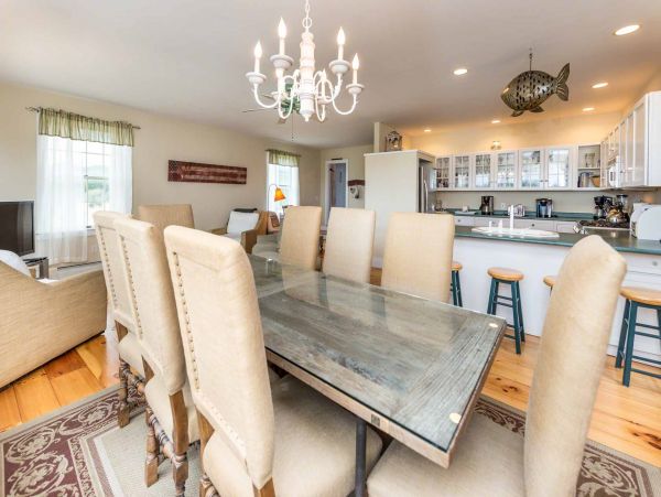 Cape Cod Home 994612