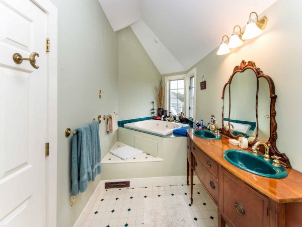 Cape Cod Home 994612