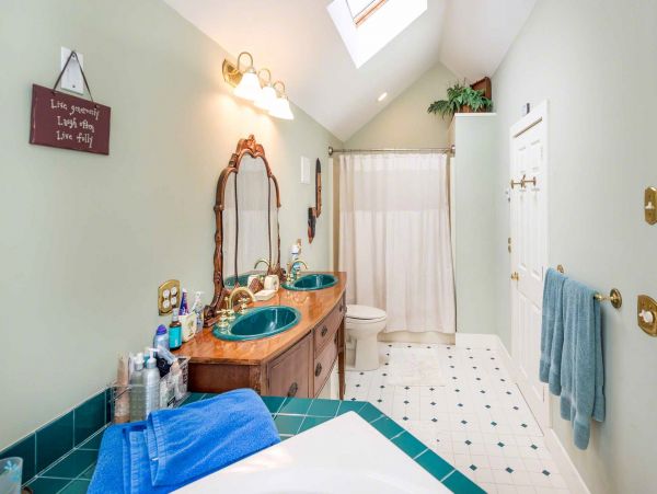 Cape Cod Home 994612