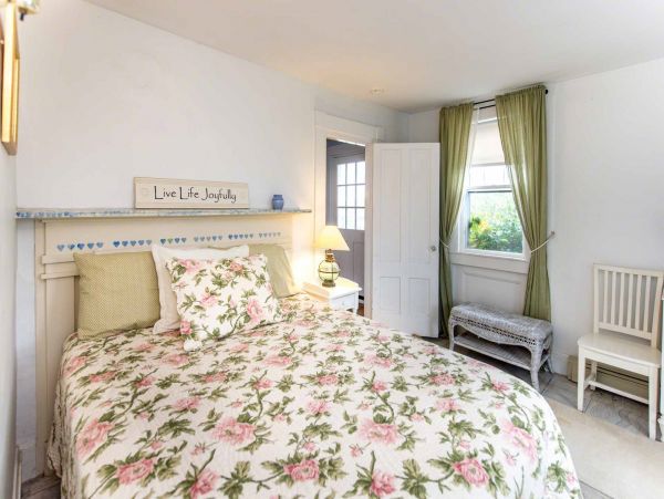 Cape Cod Home 994612