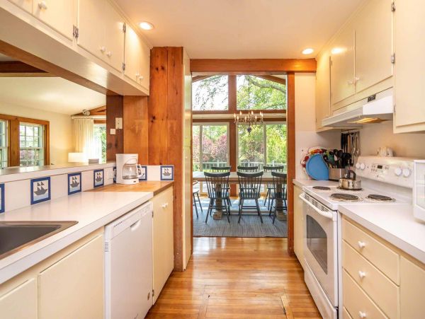 Cape Cod Home 994617