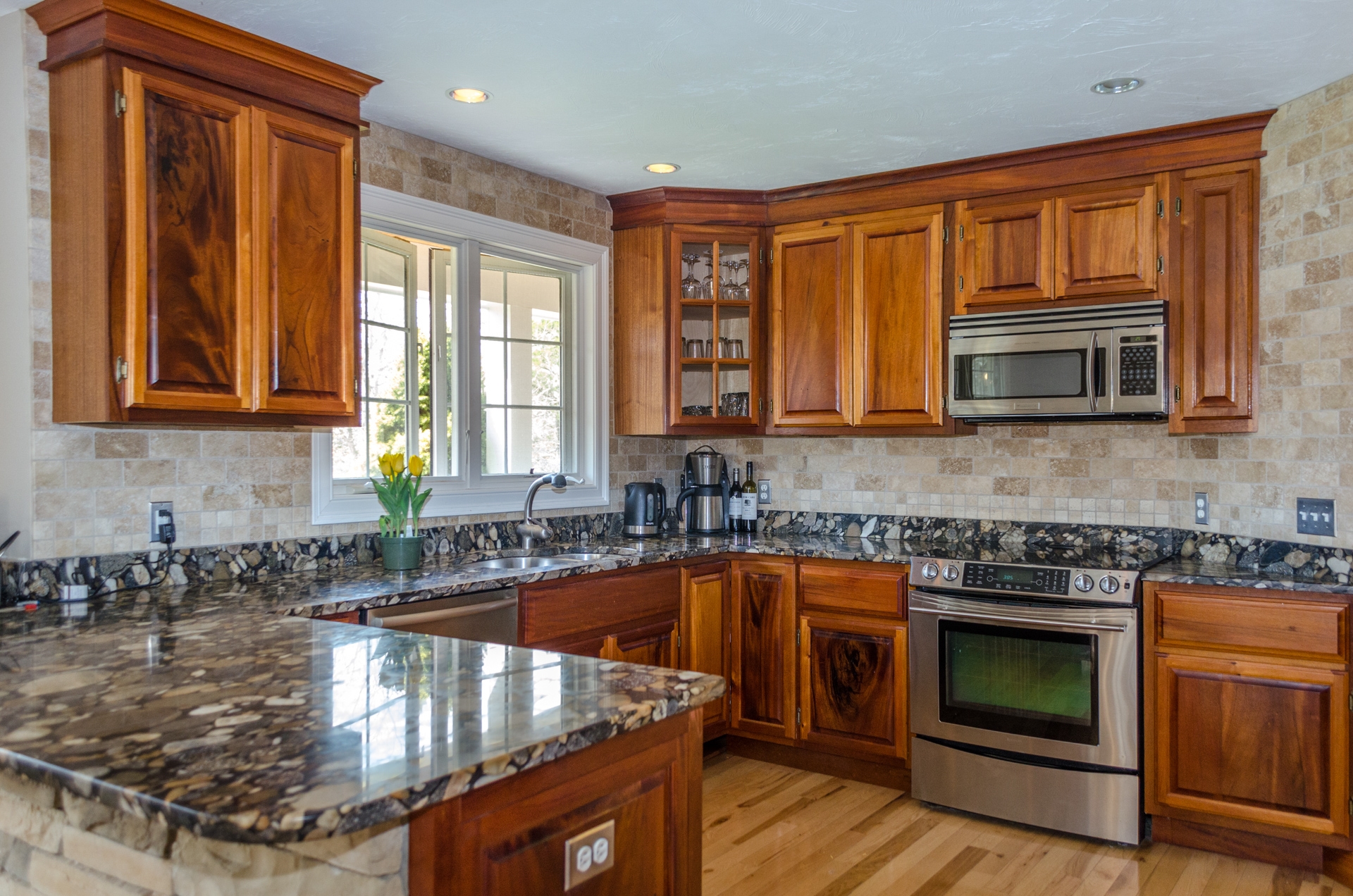 Cape Cod Home 994618
