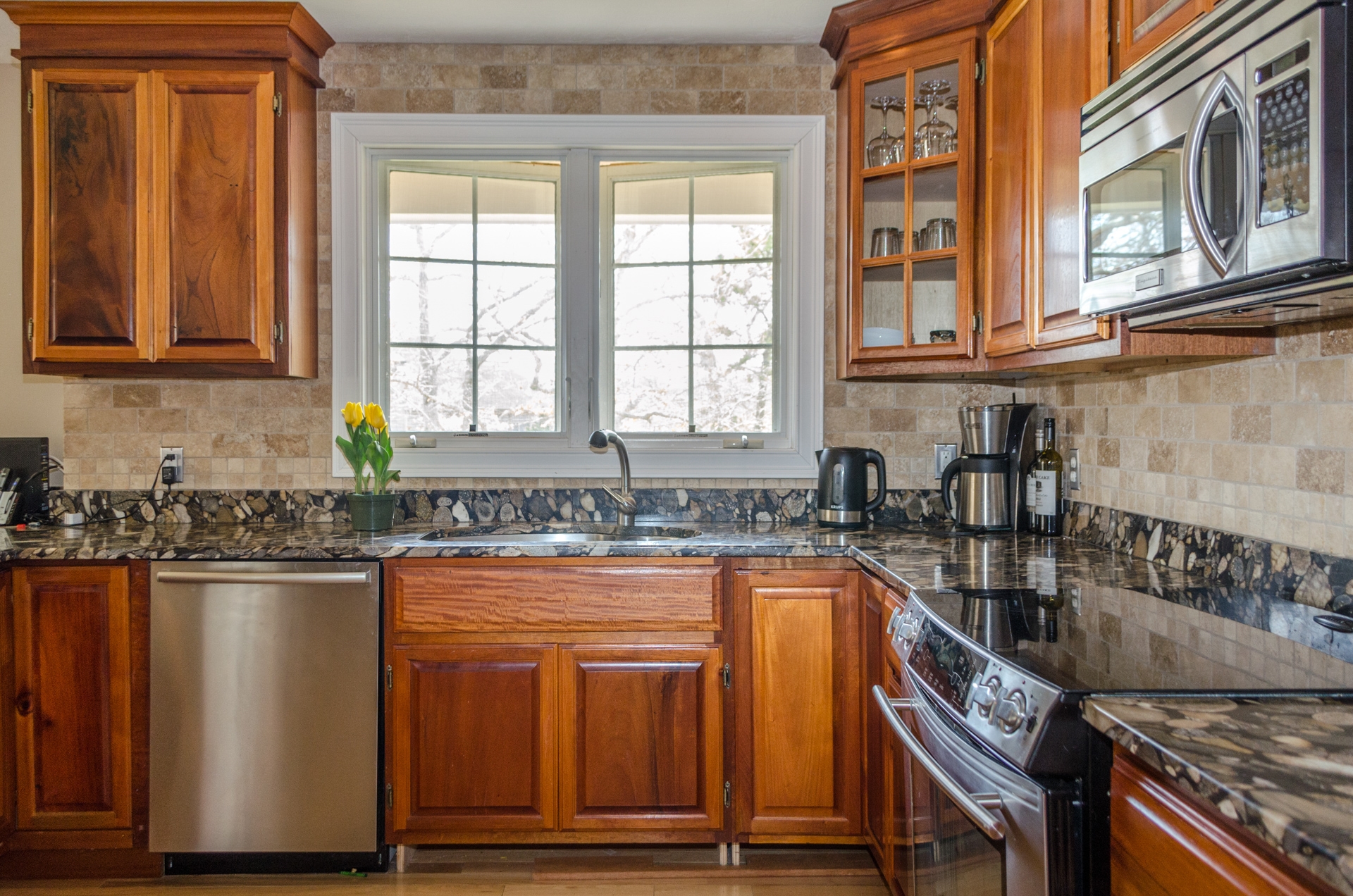 Cape Cod Home 994618