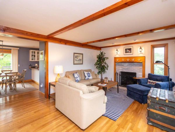 Cape Cod Home 994619
