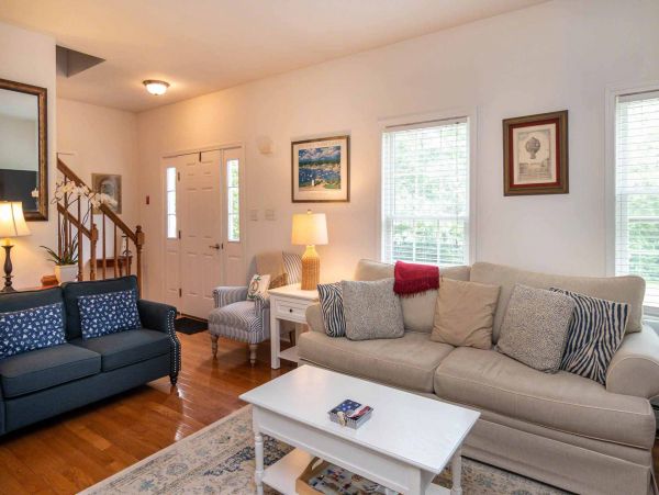 Cape Cod Home 994620