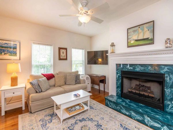 Cape Cod Home 994620