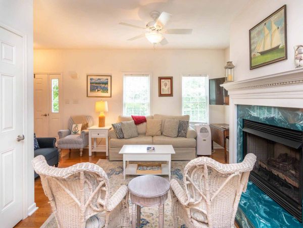 Cape Cod Home 994620