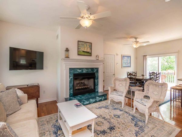 Cape Cod Home 994620