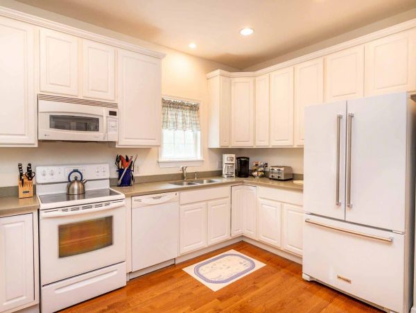 Cape Cod Home 994620