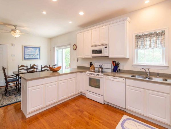 Cape Cod Home 994620