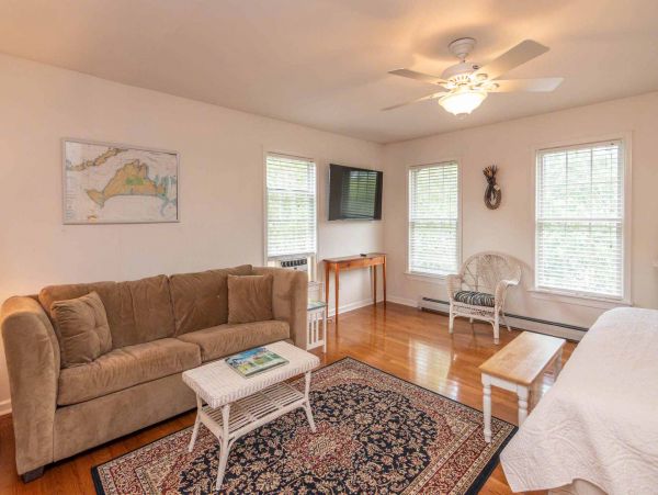 Cape Cod Home 994620