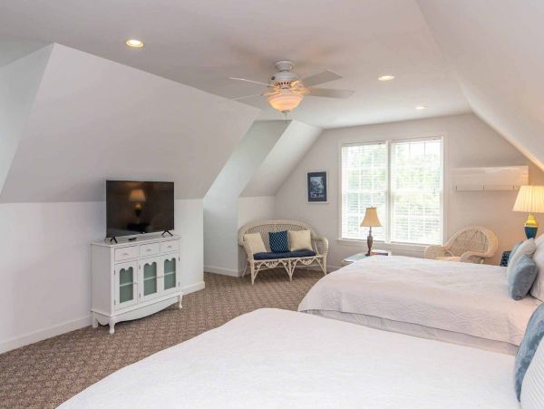 Cape Cod Home 994620