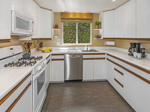 Charming Santa Barbara Beach Vacation Cottage - 6 Guests