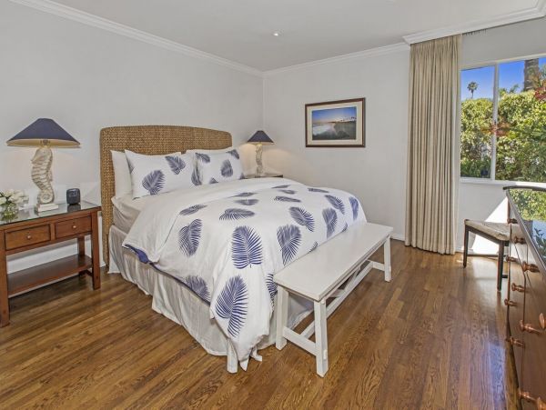 Charming Santa Barbara Beach Vacation Cottage - 6 Guests