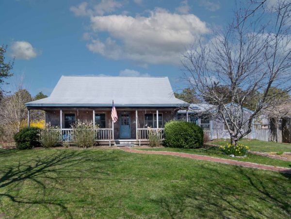 Cape Cod Home 994622