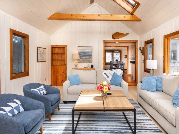 Cape Cod Home 994622