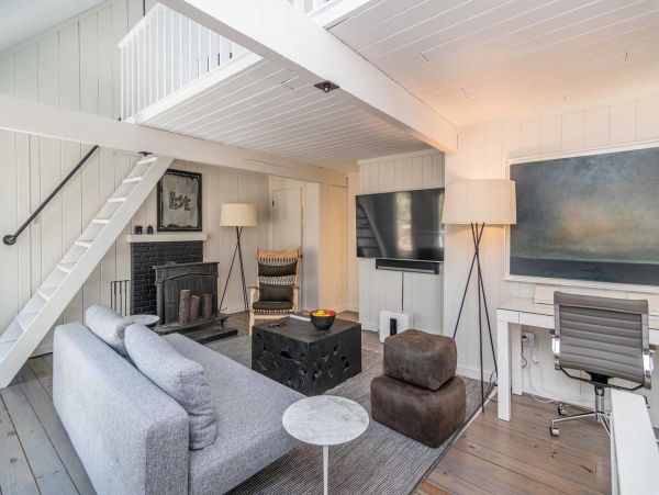 Cape Cod Home 994623